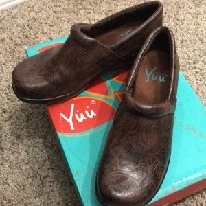 Yuu Bethanee Whiskey slip on